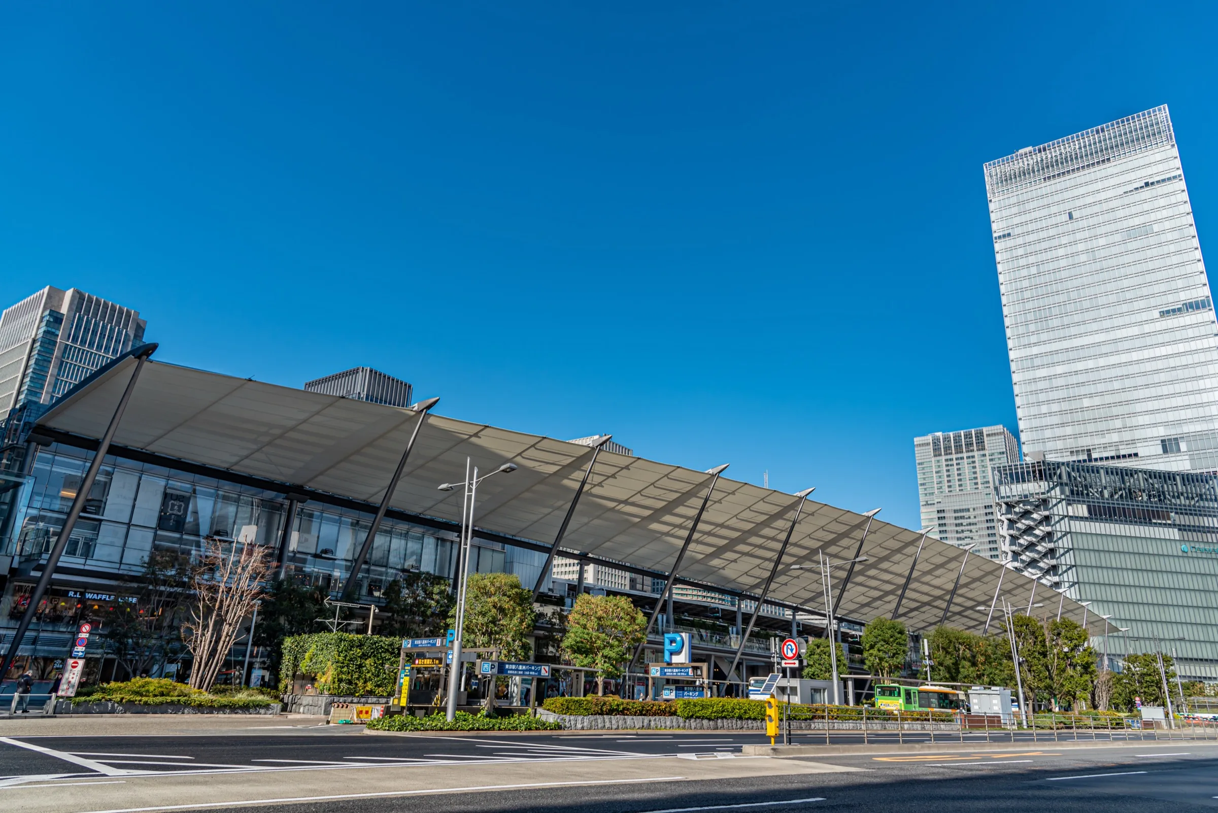 東京駅八重洲口の駅前風景。当院はこの一帯にあります